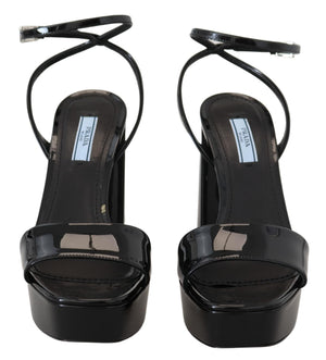 Schwarze Lacksandalen Knöchelriemen Heels Leder