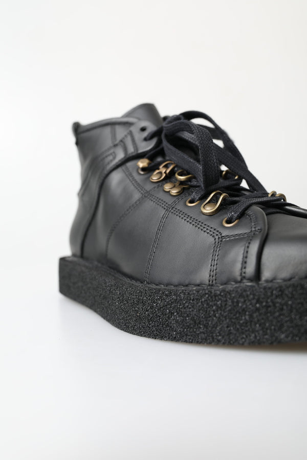 Schwarze Leder-Slipper mit Stretch-Stiefeln