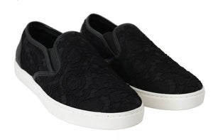 Flache Slip-On-Sneakers aus schwarzem Spitzenleder mit Logo