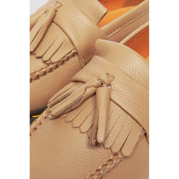 Beigefarbene Leder-Plateau-Pumps