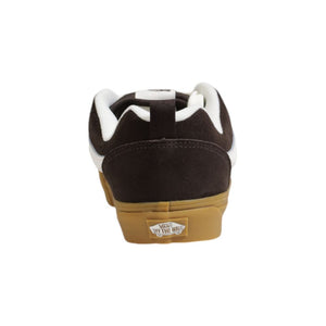 Braune Wildleder-Sneaker mit niedrigem Schaft