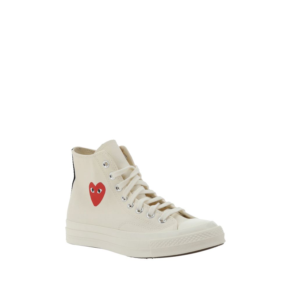 Weiße Gummisneaker im High-Top-Stil