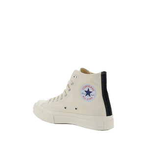 Weiße Gummisneaker im High-Top-Stil
