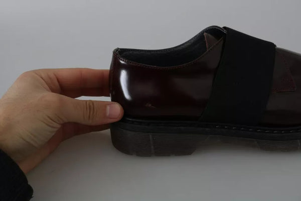 Dunkelbraune Lederschuhe mit elastischem Riemen