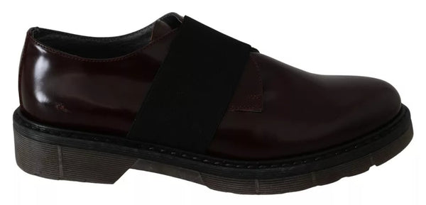 Dunkelbraune Lederschuhe mit elastischem Riemen