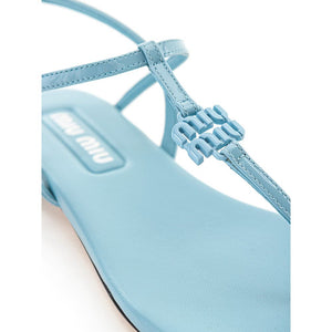 Blaue Lackleder-Flip-Flops