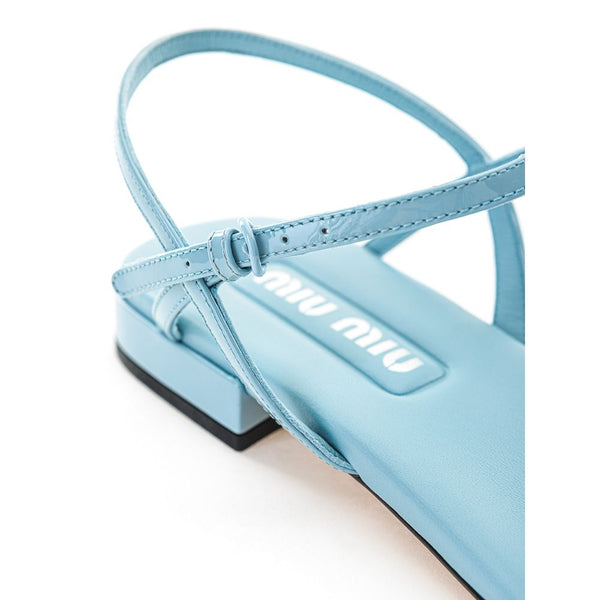 Blaue Lackleder-Flip-Flops