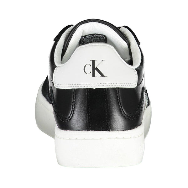 Schlichte schwarze Schnürsenkel-Sneakers mit kontrastierenden Details