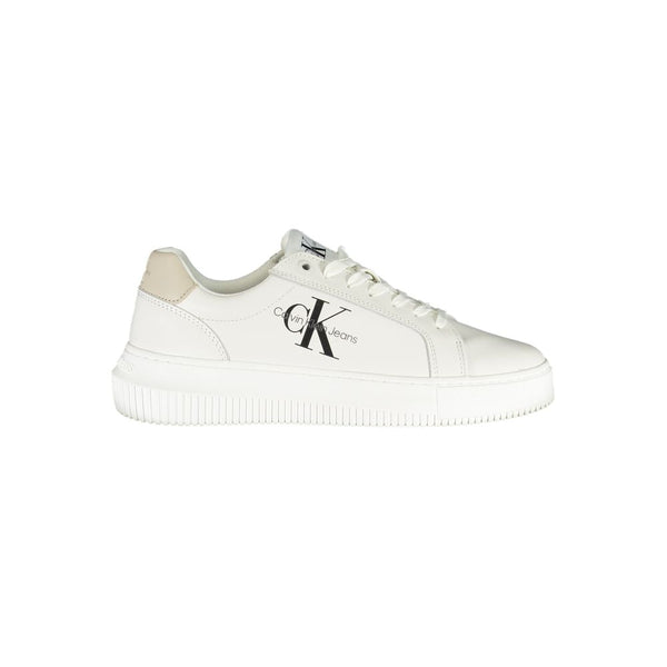 Schicke weiße Schnürsenkel-Sneakers mit kontrastierenden Details