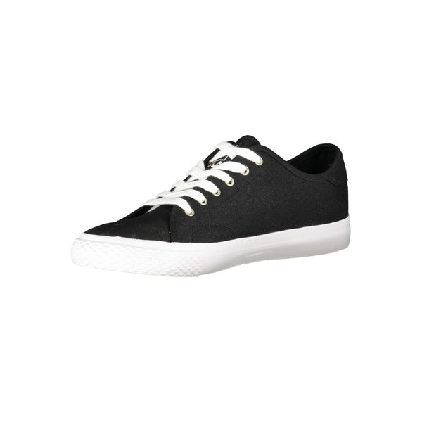 Schlanke schwarze Sportschuhe mit Schnürung