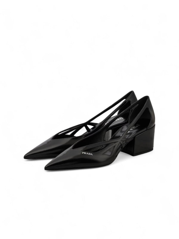 Schwarze Leder-Pumps mit Ausschnitt 55