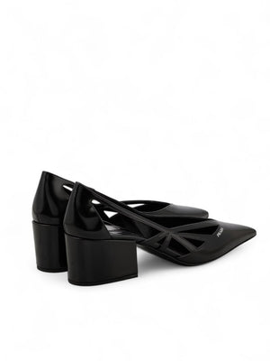 Schwarze Leder-Pumps mit Ausschnitt 55
