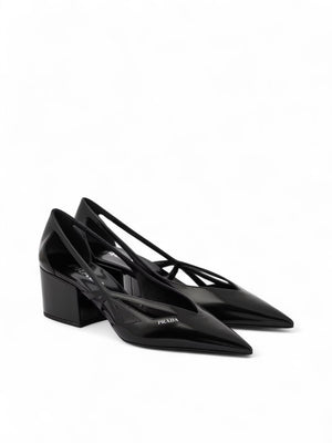Schwarze Leder-Pumps mit Ausschnitt 55