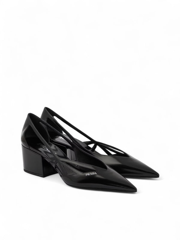 Schwarze Leder-Pumps mit Ausschnitt 55