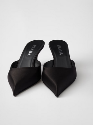 Schwarzer Satin Sabot