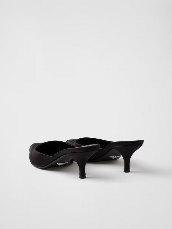 Schwarzer Satin Sabot