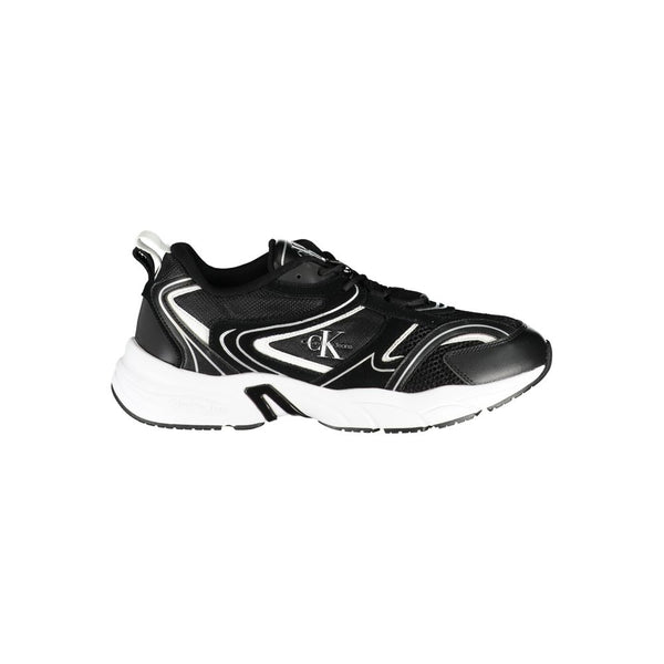Schlichte schwarze Schnürsenkel-Sneakers mit kontrastierenden Details