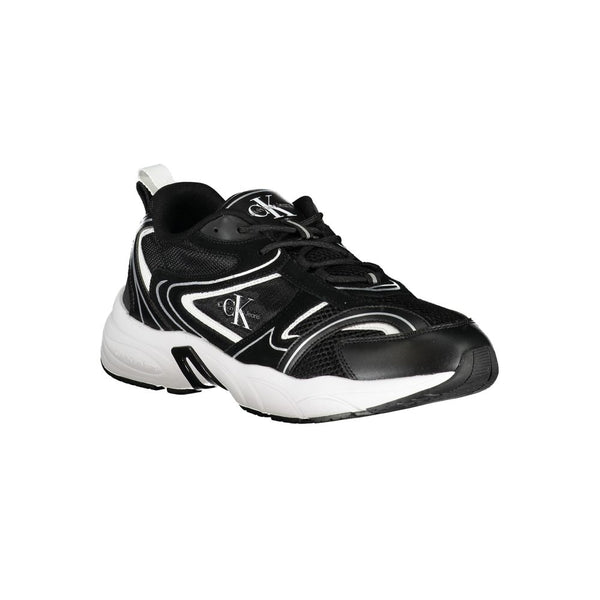 Schlichte schwarze Schnürsenkel-Sneakers mit kontrastierenden Details