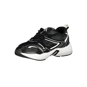 Schlichte schwarze Schnürsenkel-Sneakers mit kontrastierenden Details