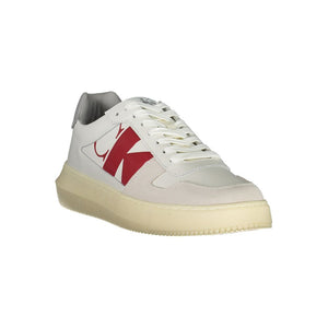 Schlichte weiße Schnürsenkel-Sneakers mit kontrastierenden Details