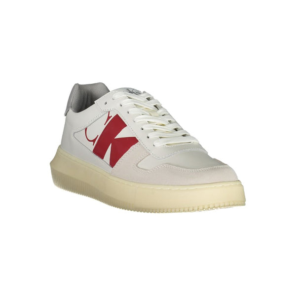 Schlichte weiße Schnürsenkel-Sneakers mit kontrastierenden Details