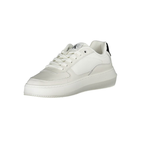 Schlichte weiße Schnürsenkel-Sneakers mit kontrastierenden Details