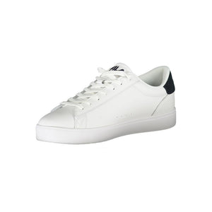 Klassischer weißer Sneaker mit kontrastierenden Details