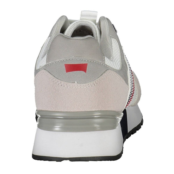 Schlichte weiße Sneakers mit kontrastierenden Details