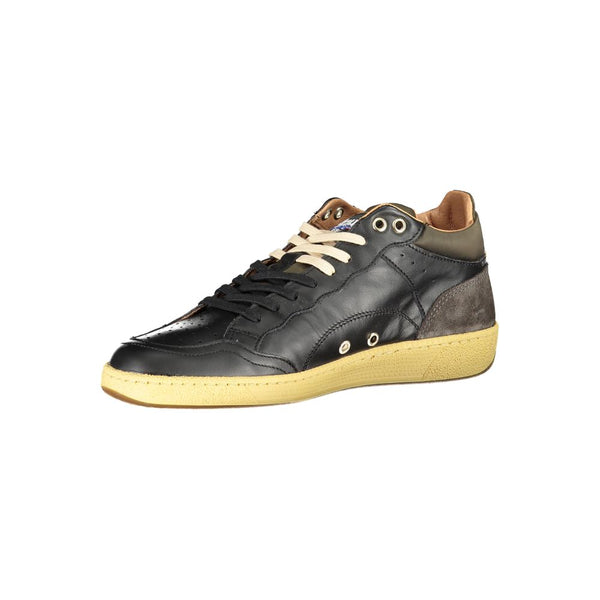 Schlichte schwarze Schnürsenkel-Sneakers mit kontrastierenden Details