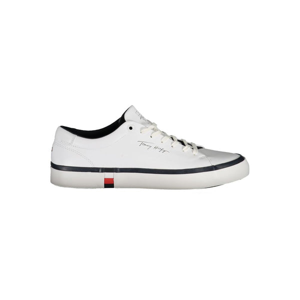 Peppen Sie Ihr Spiel mit stylischen weißen Sneakers auf