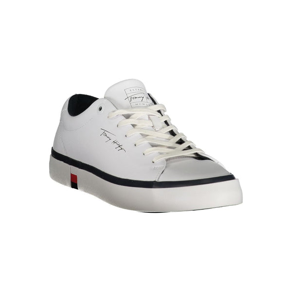 Peppen Sie Ihr Spiel mit stylischen weißen Sneakers auf