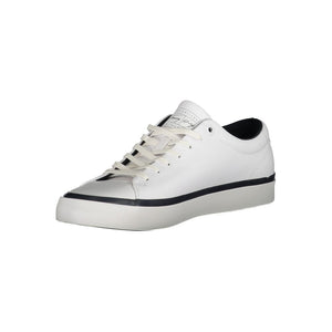 Peppen Sie Ihr Spiel mit stylischen weißen Sneakers auf