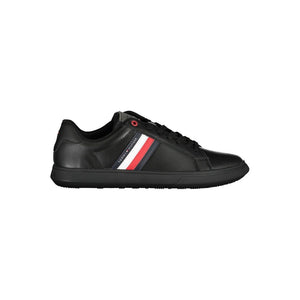 Schicke schwarze Sneakers mit ikonischen Kontrastdetails