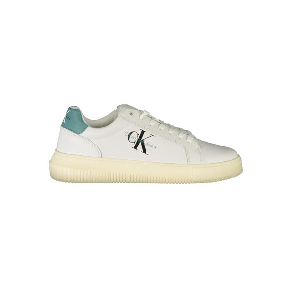 Schlichte weiße Sneakers mit umweltbewusstem Design