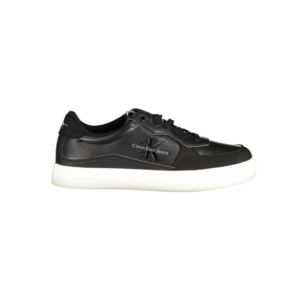 Schlichte schwarze Sportschuhe mit kontrastierenden Details