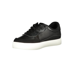 Schlichte schwarze Sportschuhe mit kontrastierenden Details