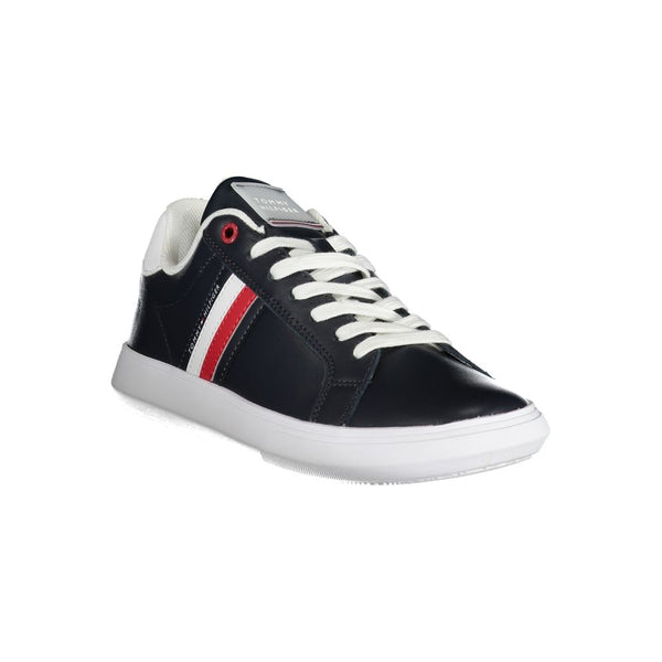 Schlichte blaue Schnürsenkel-Sneakers mit kontrastierenden Details