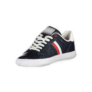 Schlichte blaue Schnürsenkel-Sneakers mit kontrastierenden Details