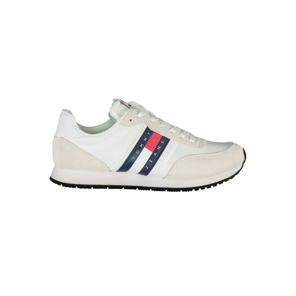 Schlichte weiße Sneakers mit kontrastierenden Details