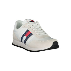 Schlichte weiße Sneakers mit kontrastierenden Details