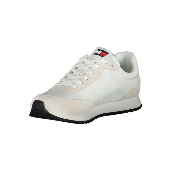 Schlichte weiße Sneakers mit kontrastierenden Details
