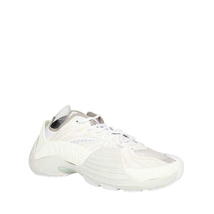 Weiße Polyethylen-Sportschuhe