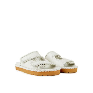 Flache Sandalen aus weißem Lammleder