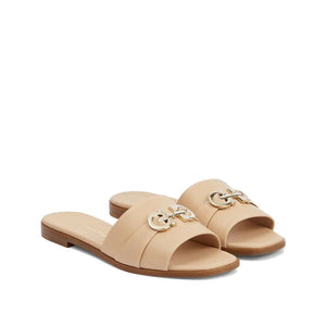 Beigefarbene Sandalen aus Kalbsleder
