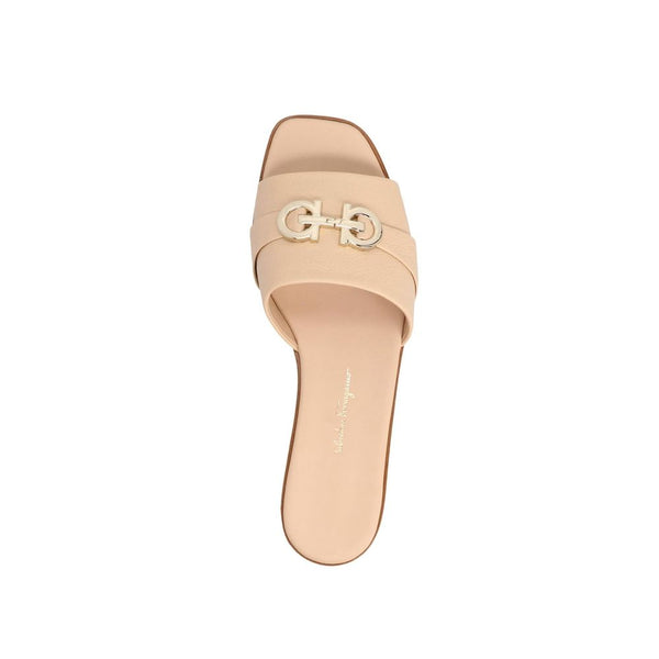 Beigefarbene Sandalen aus Kalbsleder