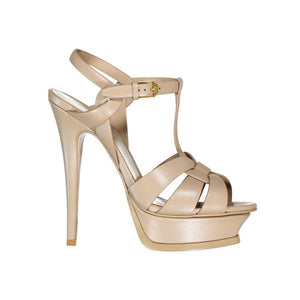 Beigefarbene Stiletto-Sandalen aus Kalbsleder