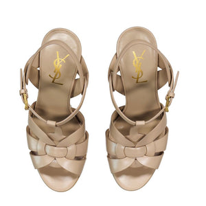 Beigefarbene Stiletto-Sandalen aus Kalbsleder