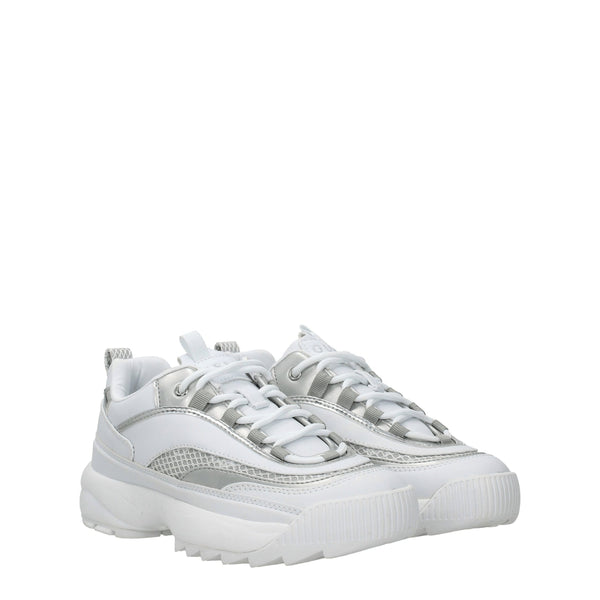 Weiße klobige Turnschuhe aus Polyethylen