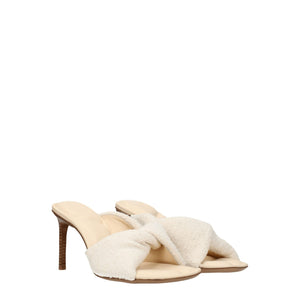 Beige Stoff-Stilettos mit Pfennigabsatz