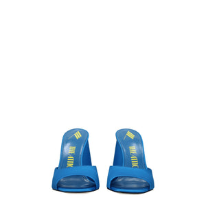Hellblaue Satin-Plateausandalen